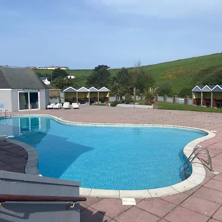Newquay Bay - 3-bed Caravan - Sleeps 6 - Dogsok Chalet *